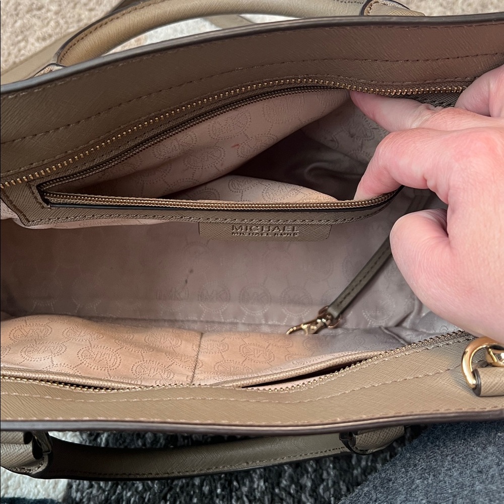 Michael Kors Medium Selma Satchel, taupe, pre-loved condition! - Picture 5 of 9